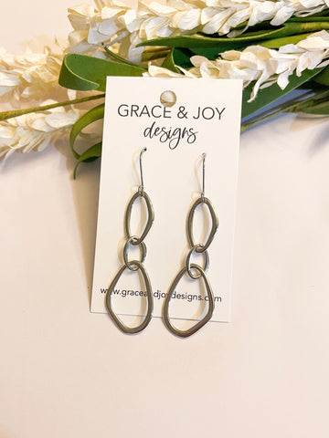 Wavy Silver Linked Circle Earrings